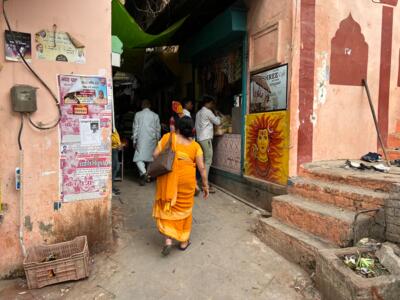 VRN_09, Space Invader on Banaras Ghats — Street art by Invader in Varanasi