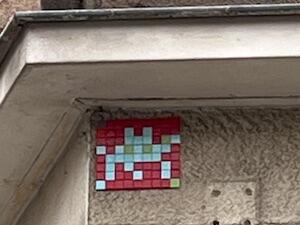 GRN_18, Space Invader de l'avenue de Vizille — Street art de Invader à Grenoble