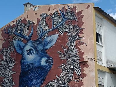 Cerf bleu aux ramures ornementées — Street art de Oze Arv à Lisbon