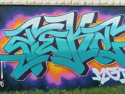 Lettrage turquoise au halo violet — Street art à Sainte-Luce-sur-Loire