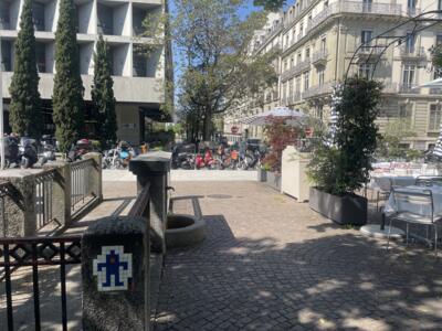 GNV_08, Space Invader on Place René Payot 1 — Street art by Invader in Genève
