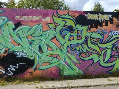Green wildstyle on magenta ground — Street art in Yffiniac