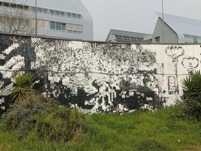 Longue fresque glitch en noir et blanc — Street art à Lisboa