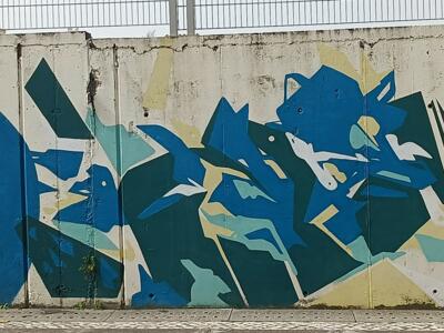 Composition géométrique bleue, par i.Phase — Street art à Lisboa