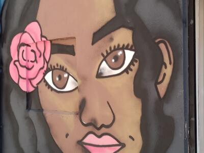 Jeune femme à la rose rose — Street art à Marseille