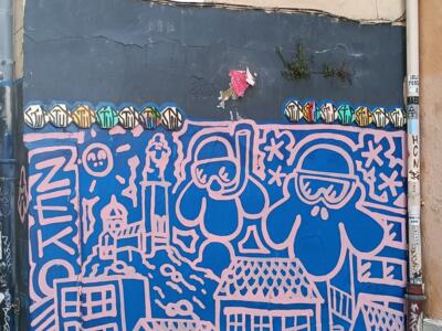 Panier houses in pink and blue line work — Street art in Marseille