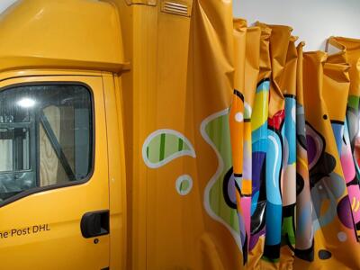 Post-Graffiti, la bâche du camion DHL — Street art de Moses & Taps à Berlin