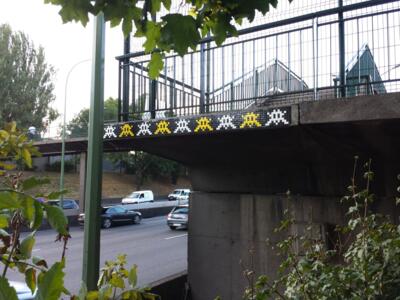 PA_1155, Space Invader on pont piéton de la rue Lucien Lambeau — Street art by Invader in Paris