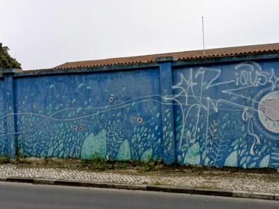 Blue foliage and a fish medallion — Street art in Lisboa