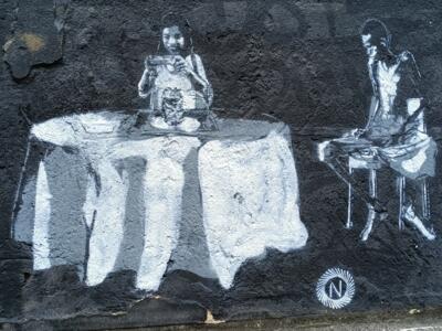 Scène de table à la craie blanche — Street art à Düsseldorf