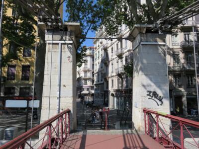 LY_06, Space Invader de Passerelle Saint-Vincent — Street art de Invader à Lyon