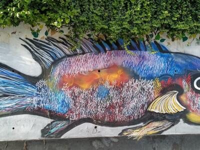 Grand poisson multicolore aux nageoires bleues — Street art à Lisboa