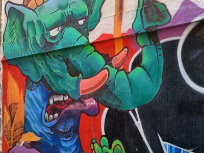 Éléphant vert au bonnet orange et son rat — Street art à Marseille