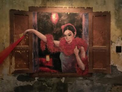 Femme au boa à la fenêtre — Street art à Kuala Lumpur