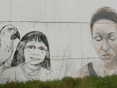 Perroquet, fillette indigène et portrait gris — Street art à Lisboa