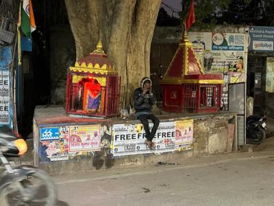 VRN_07, Space Invader on B.1/107 Assi Ghat Road — Street art by Invader in Varanasi