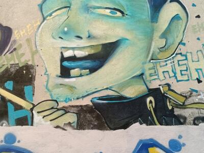 Visage hilare au chapeau mauve — Street art à Marseille
