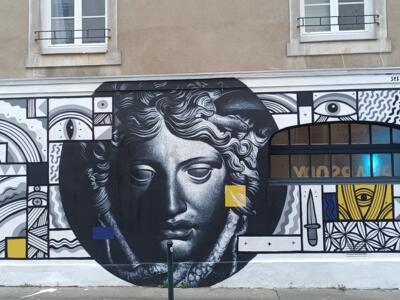 Tête antique et motifs graphiques, rue Baron — Street art de Seb Bouchard, Pablito Zago à Nantes