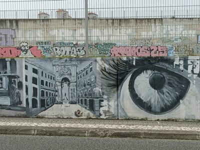 Scènes de Lisbonne en gris : tramway et arc — Street art à Lisboa