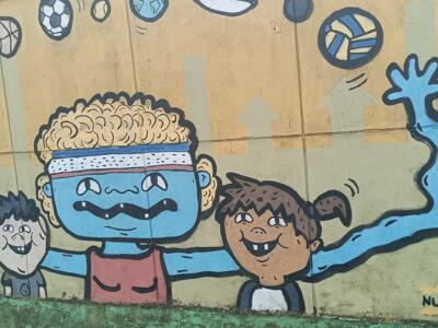 Jongleur bleu et enfants par Nudle — Street art à Lisboa