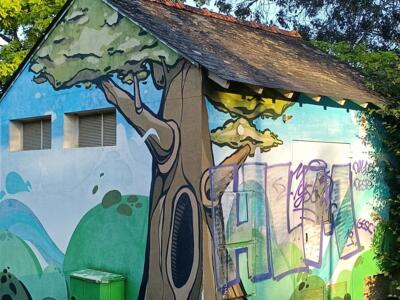 Cabane peinte en arbre à Sucé-sur-Erdre — Street art à Sucé-sur-Erdre