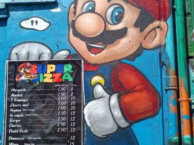 Super Mario and the hot air balloons — Street art in Marseille