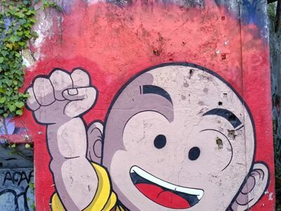 Krilin de Dragon Ball Z au poing levé — Street art à Lisboa