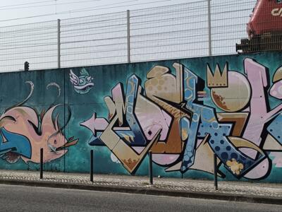 Piece wildstyle couronnée et poisson — Street art à Lisboa