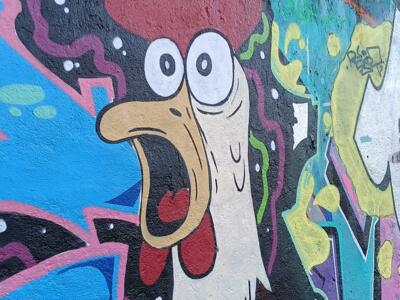 Coq hurlant sur lettrage bleu — Street art à Lisboa