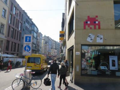 BSL_23, Space Invader de Steinenbachgässlein 1–7 — Street art de Invader à Basel