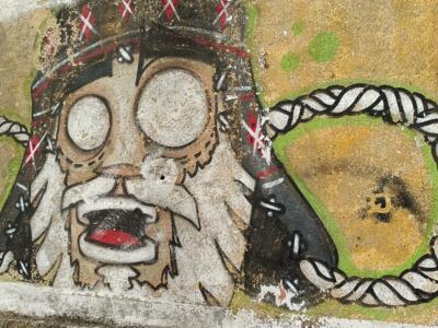Masque barbu aux grands yeux blancs — Street art à Lisboa