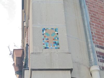 Extraterrestre beige en tesselles — Street art de Mr Djoul à Paris