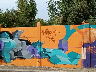 Piano éclaté et guitariste sur mur orange — Street art à Reims