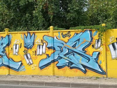 Lettrage bleu ciel et touches de piano — Street art à Reims