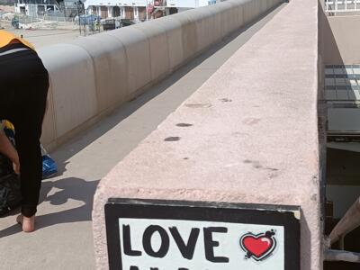 Love Amour Amor sur la Corniche — Street art de Un Coeur de Plus à Marseille