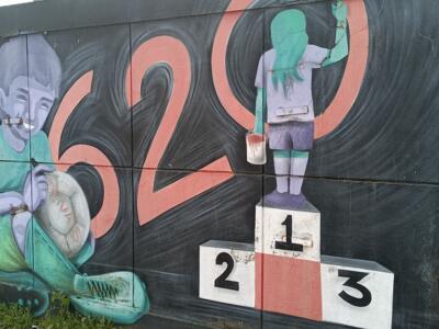 Podium et enfants par Bella Phame — Street art à Lisboa