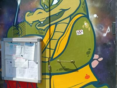 Drum-playing crocodile — Street art in Marseille