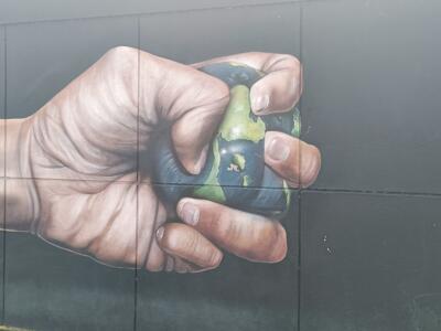 Main qui écrase la Terre — Street art à Lisboa
