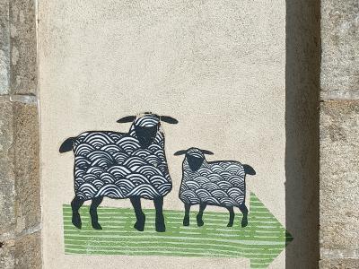 Moutons noirs du plan du site — Street art à Carnac