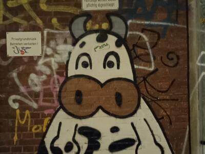 Cow on a brick wall, Huhnsgasse — Street art by The Kuhl Kid in Köln