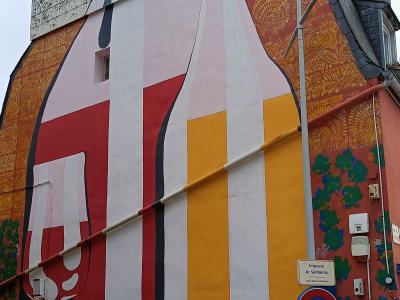 Bouteilles géantes et dentelle de Morgat — Street art à Morgat