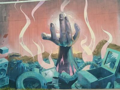 Main sortant des déchets électroniques — Street art de Fat Heat à Lisboa