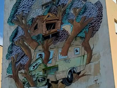 Arbre habité aux cabanes et voiture — Street art de Johnny Double C à Lisbon