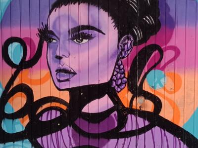 Portrait mauve au ruban noir — Street art à Köln