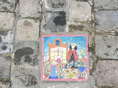 Mosaïque de sol au jardin fleuri — Street art à Bruxelles