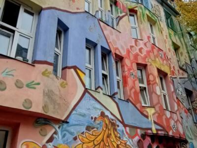 Schöner Wohnen, les visages au-dessus de la porte — Street art de Klaus Klinger à Düsseldorf