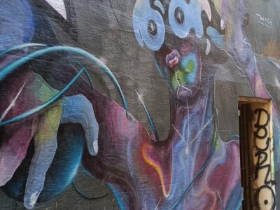 Figure violette à la main tendue — Street art à Marseille