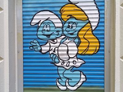 Schtroumpf et Schtroumpfette du volet — Street art à Berlin