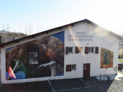 La maison des associations d'Urrugne, par Rouge — Street art de Rouge à Urrugne