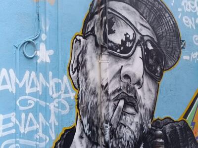 Portrait au bonnet et lunettes noires — Street art à Marseille